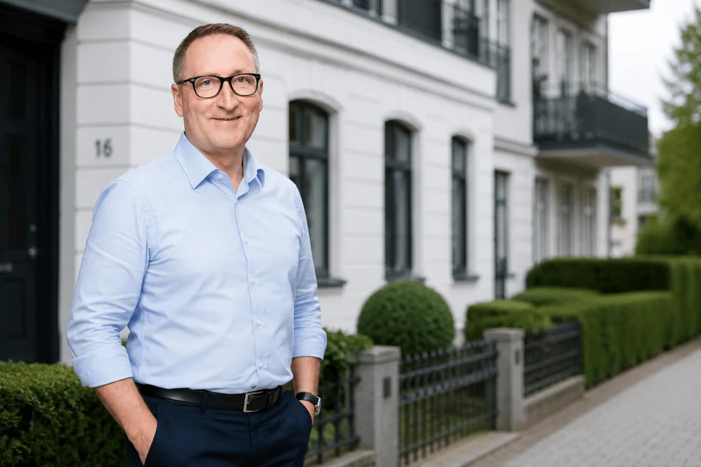 Gerd Pfundheller, zertifizierter Hausverwalter, vor einem Wohngebäude in Göttingen