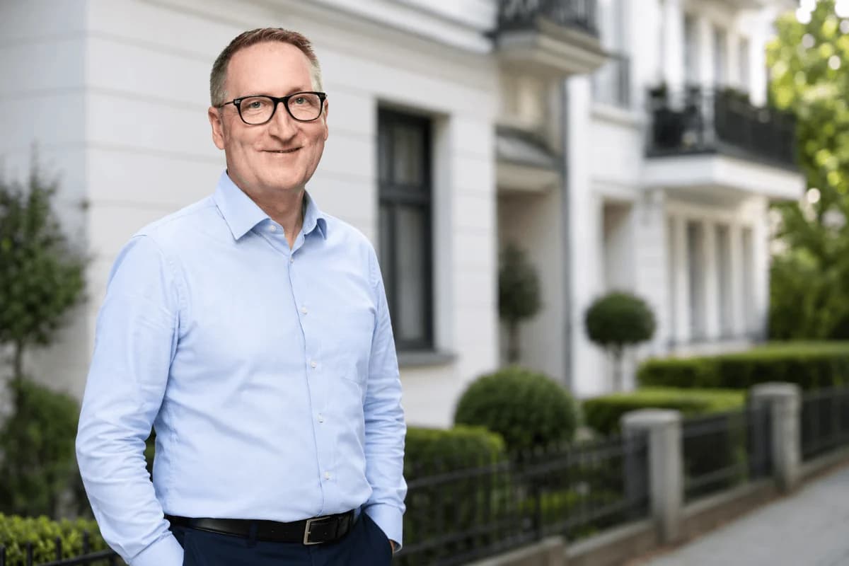 Gerd Pfundheller im Gespräch vor einem Wohnhaus